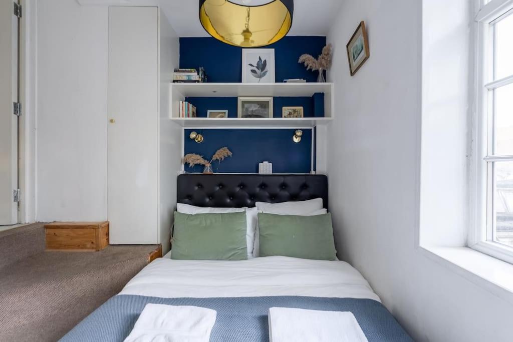 Studio Flat in Victorian West Kensington Mansion with balcony