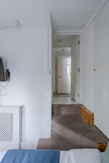 Studio Flat in Victorian West Kensington Mansion with balcony