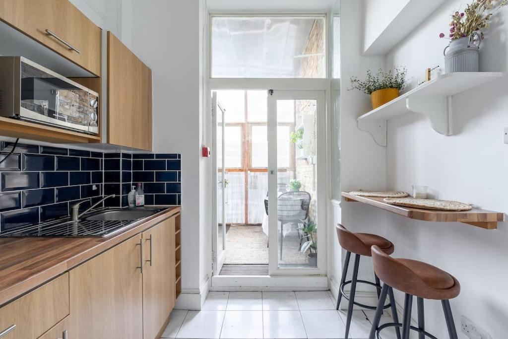 Studio Flat in Victorian West Kensington Mansion with balcony