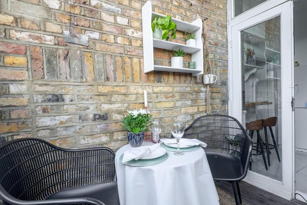 Studio Flat in Victorian West Kensington Mansion with balcony