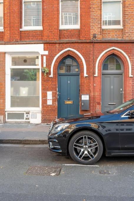 Studio Flat in Victorian West Kensington Mansion with balcony