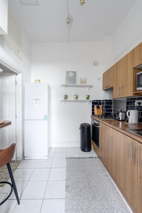 Studio Flat in Victorian West Kensington Mansion with balcony