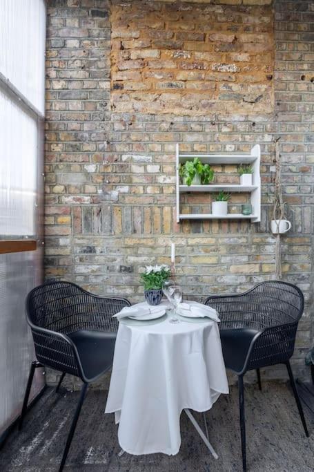 Studio Flat in Victorian West Kensington Mansion with balcony