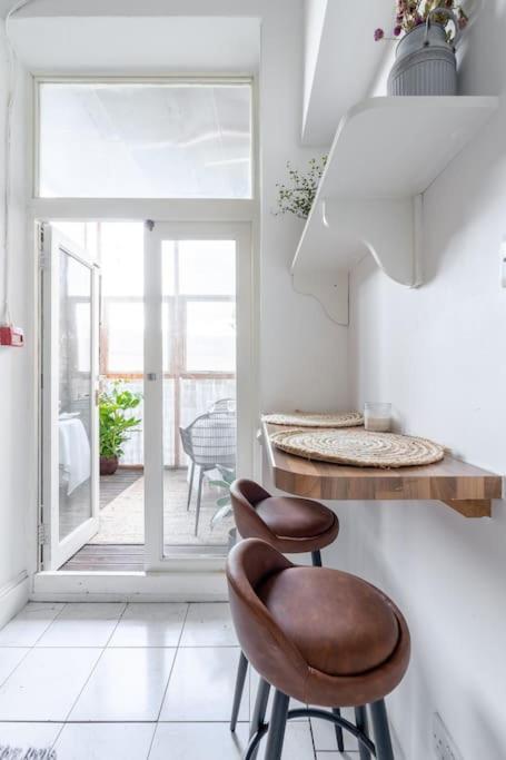 Studio Flat in Victorian West Kensington Mansion with balcony