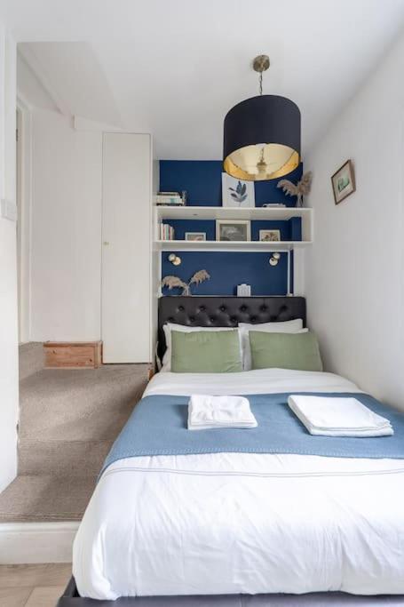 Studio Flat in Victorian West Kensington Mansion with balcony