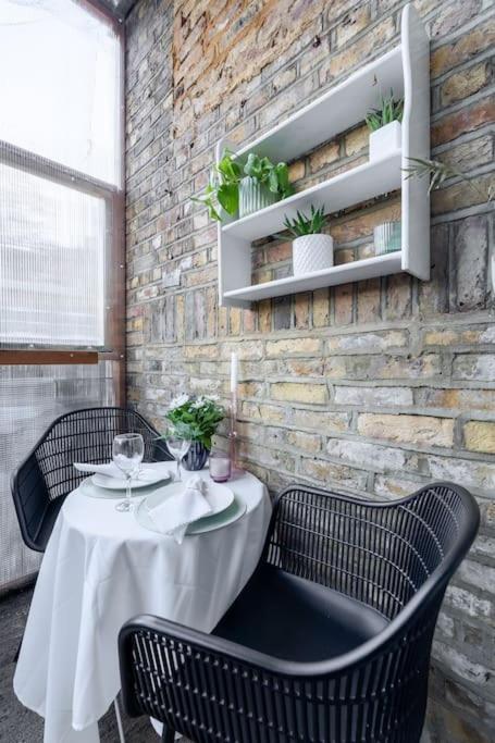 Studio Flat in Victorian West Kensington Mansion with balcony
