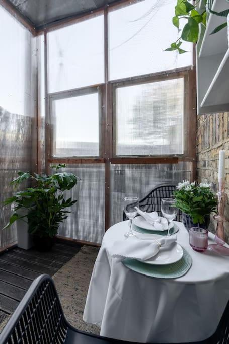 Studio Flat in Victorian West Kensington Mansion with balcony