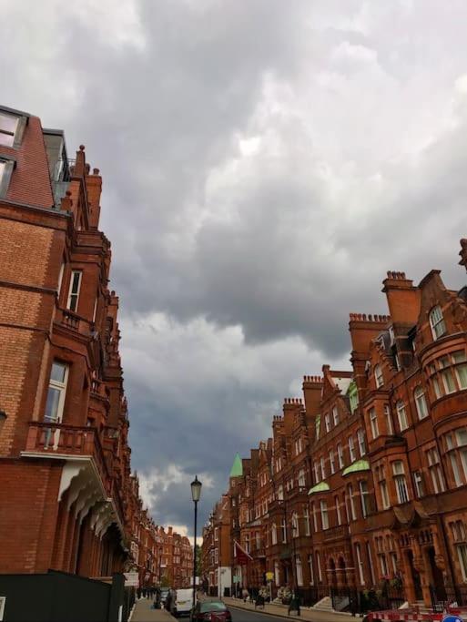 Studio Flat in Victorian West Kensington Mansion with balcony
