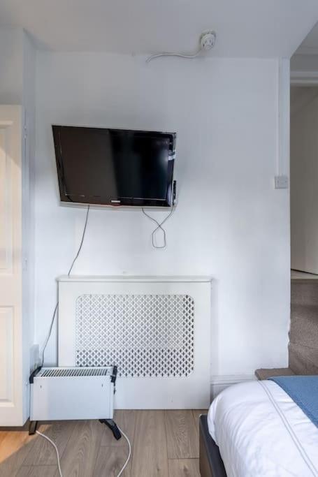 Studio Flat in Victorian West Kensington Mansion with balcony