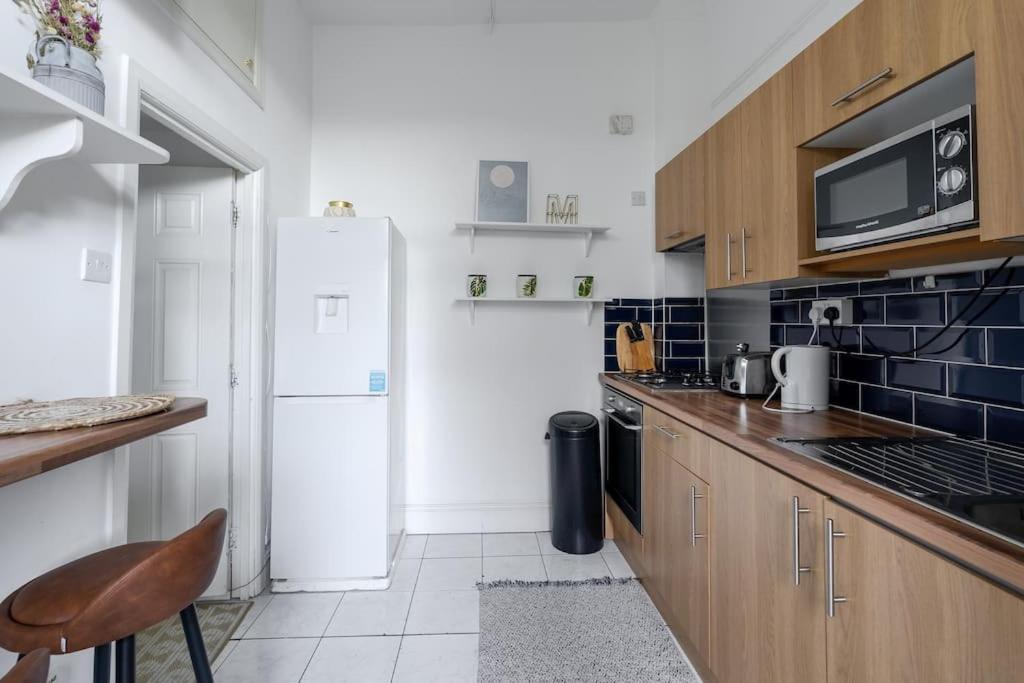 Studio Flat in Victorian West Kensington Mansion with balcony