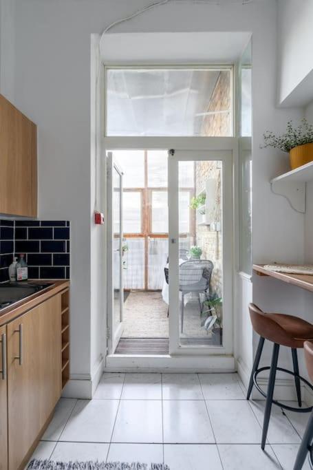Studio Flat in Victorian West Kensington Mansion with balcony