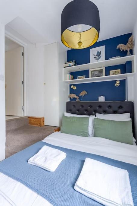 Studio Flat in Victorian West Kensington Mansion with balcony
