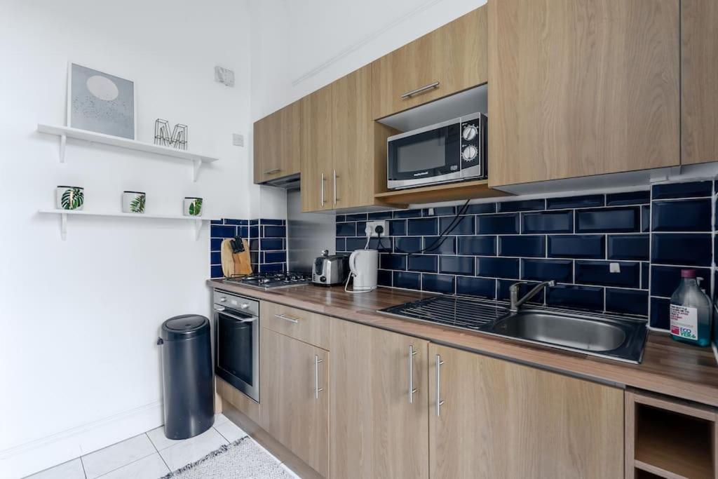 Studio Flat in Victorian West Kensington Mansion with balcony