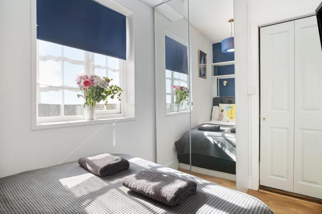 Studio Flat in Victorian West Kensington Mansion with balcony
