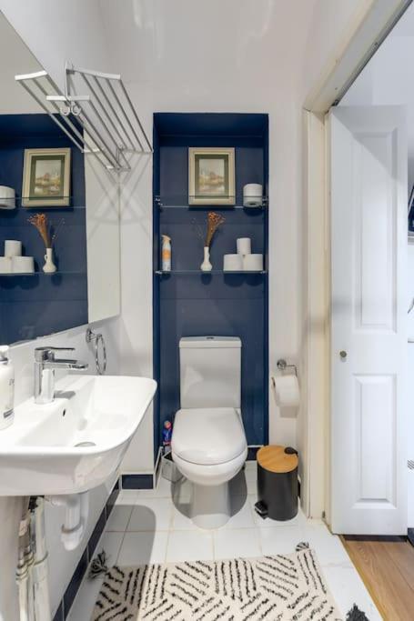 Studio Flat in Victorian West Kensington Mansion with balcony