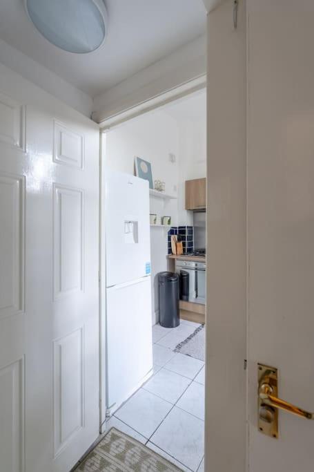 Studio Flat in Victorian West Kensington Mansion with balcony