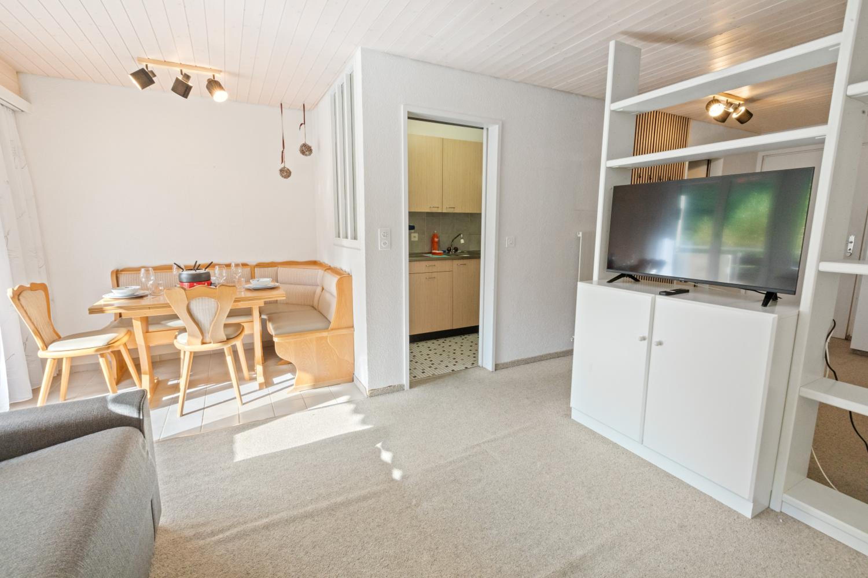 Studio lumineux avec vue sur les montagnes