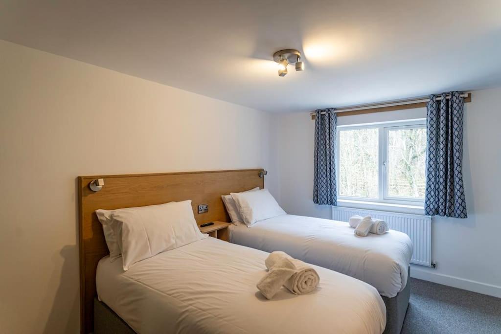 Beresford, woodland lodge, sauna, hot tubs & games for 18 view 4