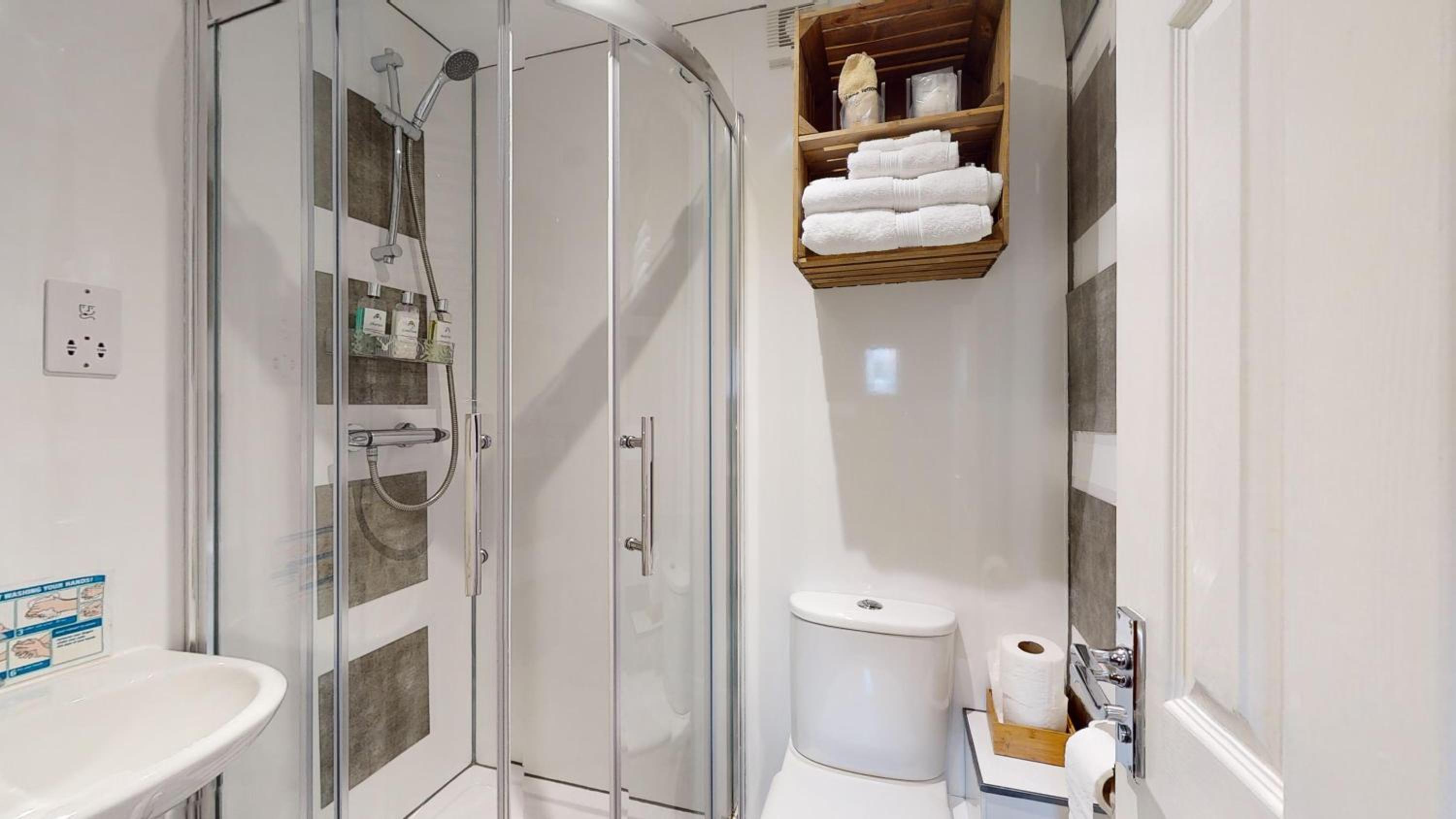 Gloucester Vacations - Beautiful Coach House - Property Image 6