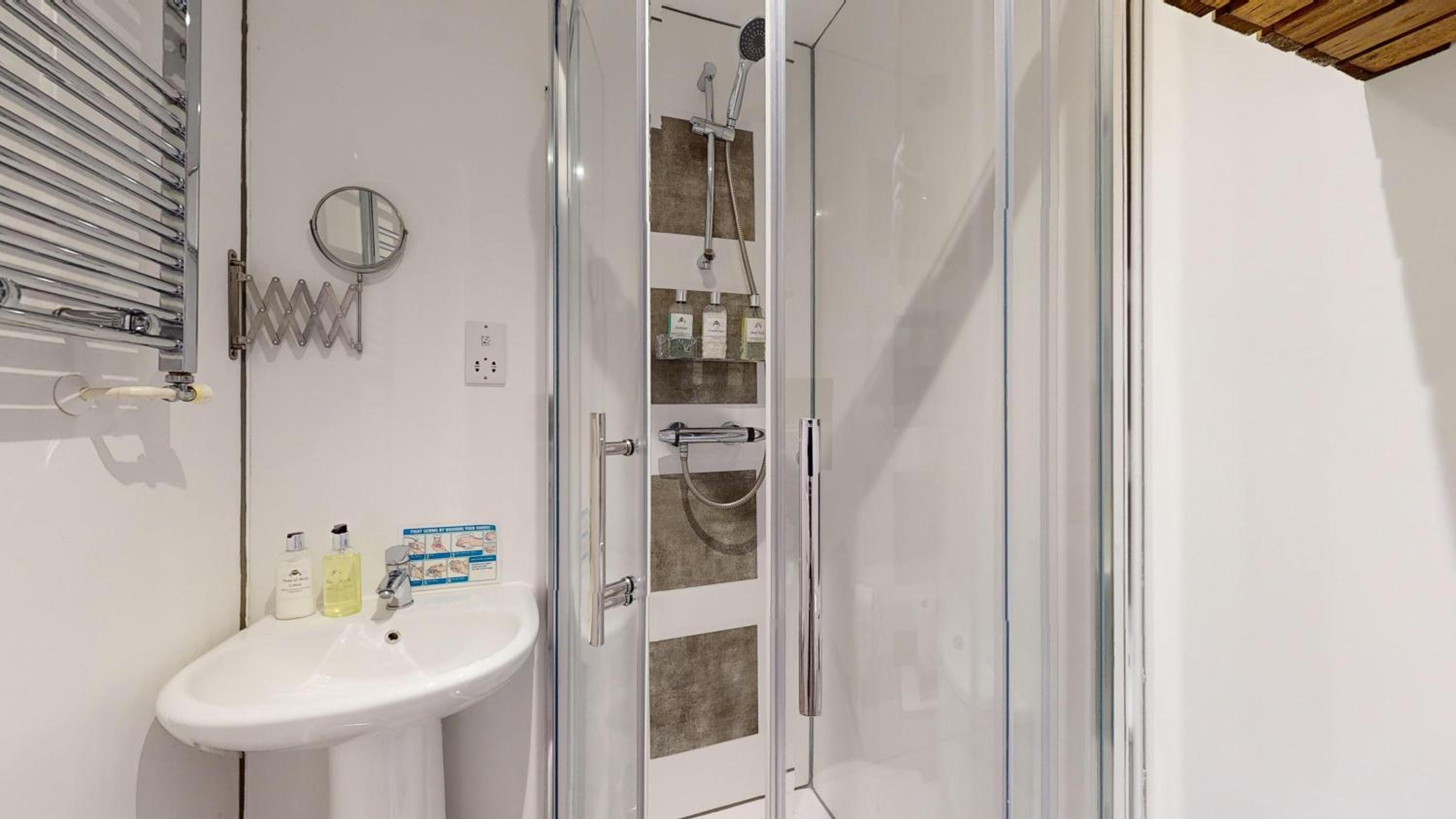 Gloucester Vacations - Beautiful Coach House - Property Image 4