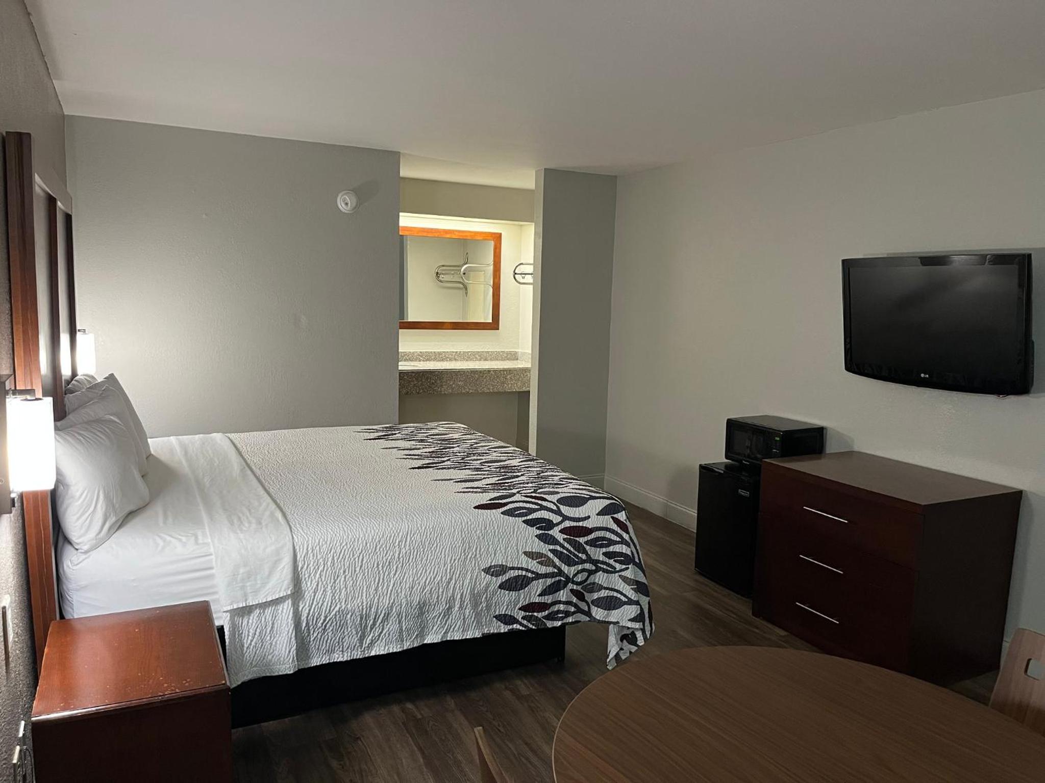 Sanford Vacations - Red Roof Inn Sanford - Property Image 3