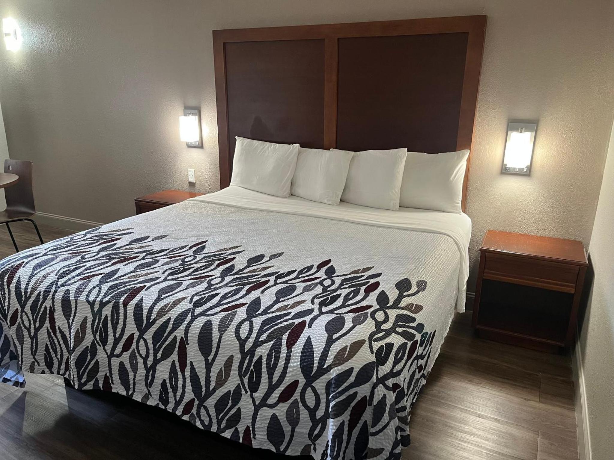 Sanford Vacations - Red Roof Inn Sanford - Property Image 2