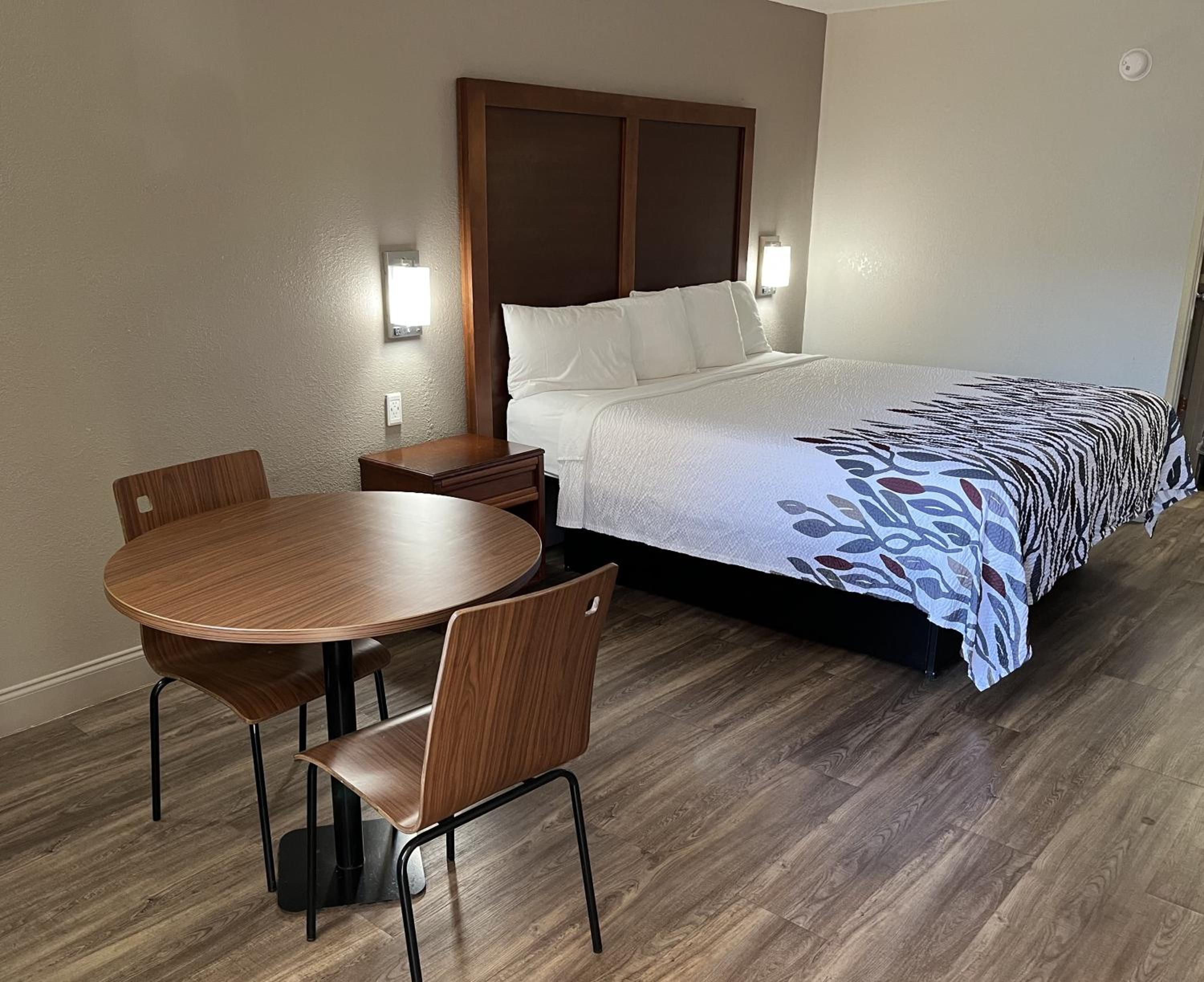 Sanford Vacations - Red Roof Inn Sanford - Property Image 5