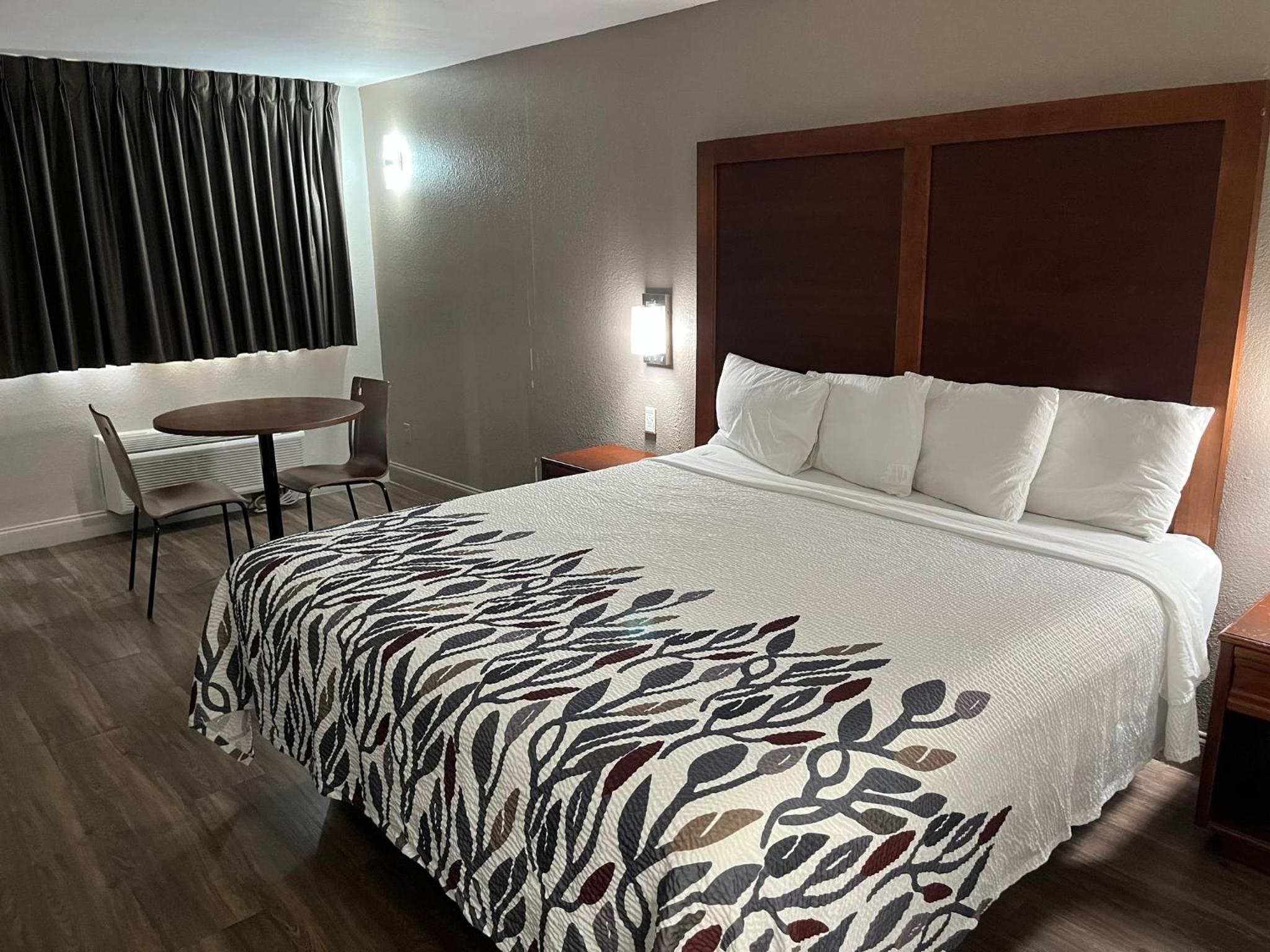 Sanford Vacations - Red Roof Inn Sanford - Property Image 1