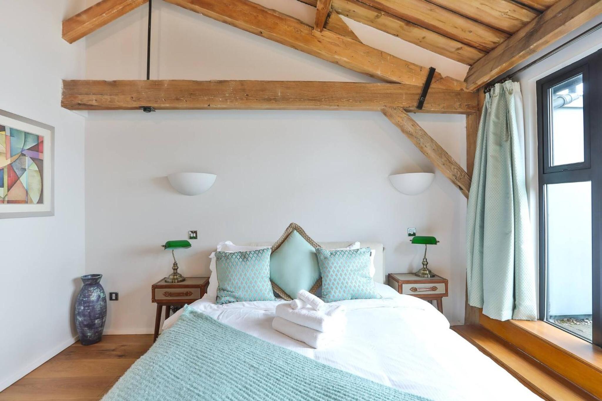 Wild Roses Serviced Apartments - ExCel Warehouse 1