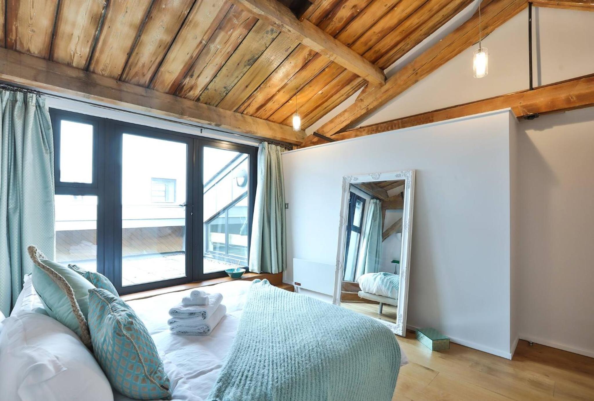 Wild Roses Serviced Apartments - ExCel Warehouse 1