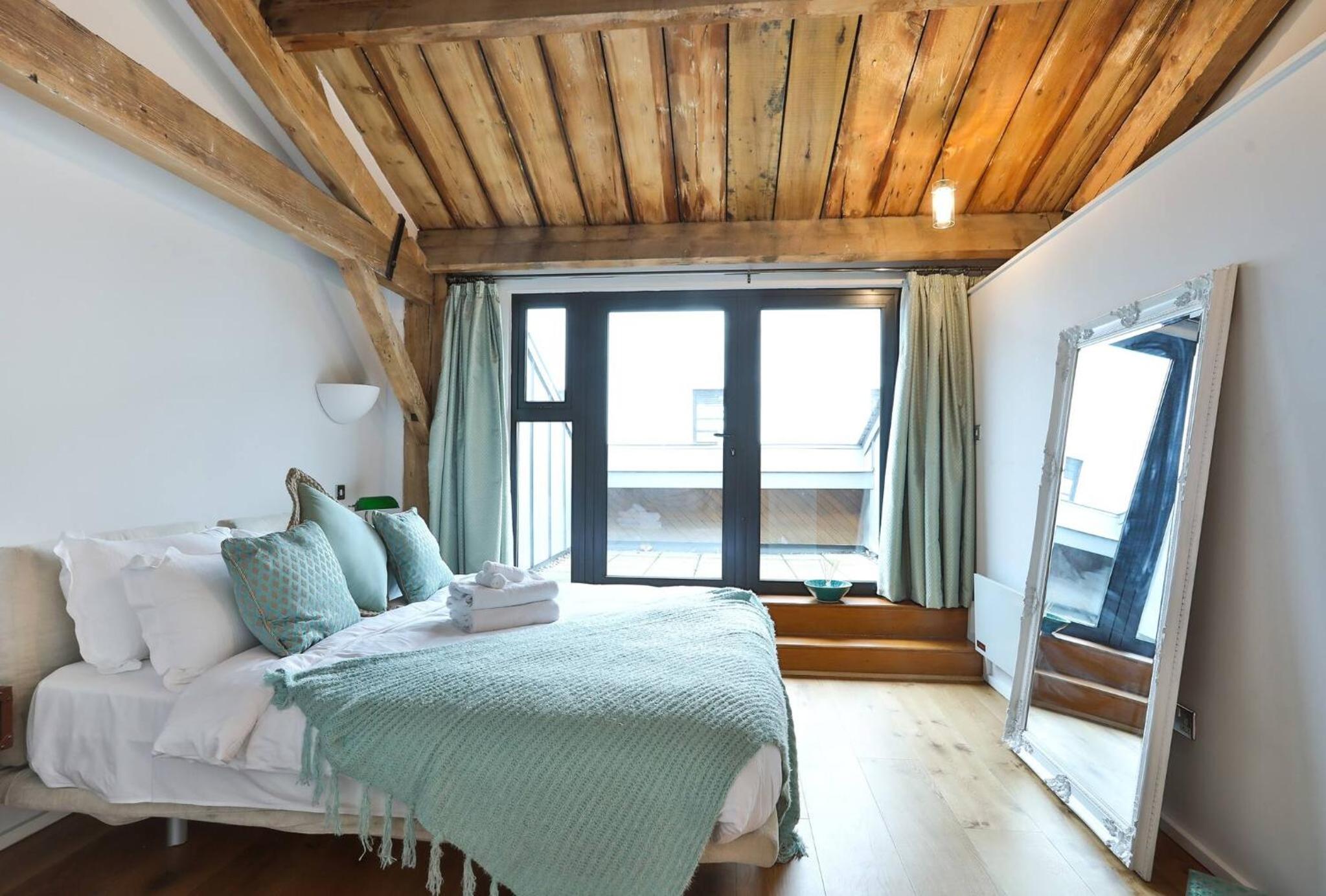 Wild Roses Serviced Apartments - ExCel Warehouse 1