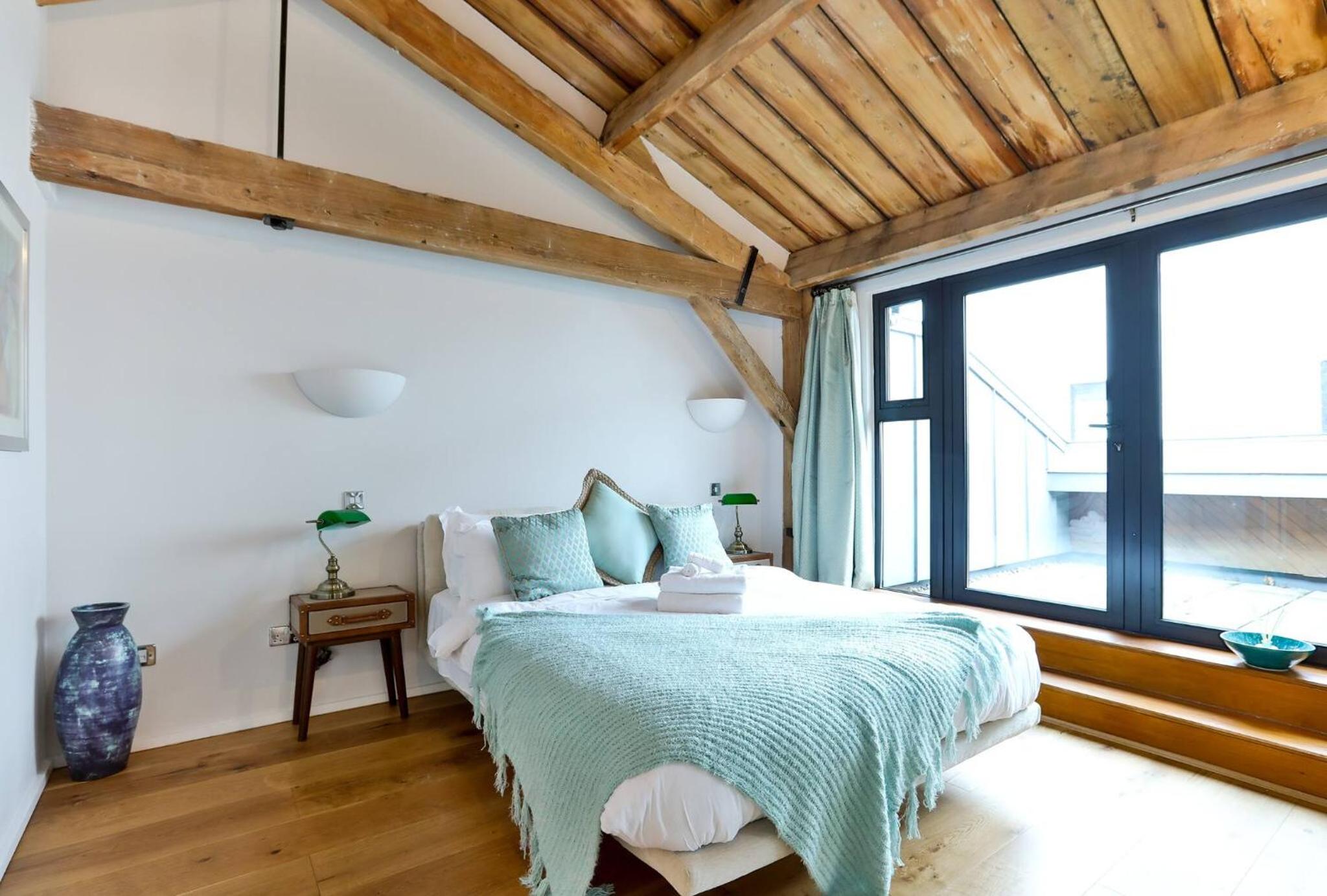 Wild Roses Serviced Apartments - ExCel Warehouse 1