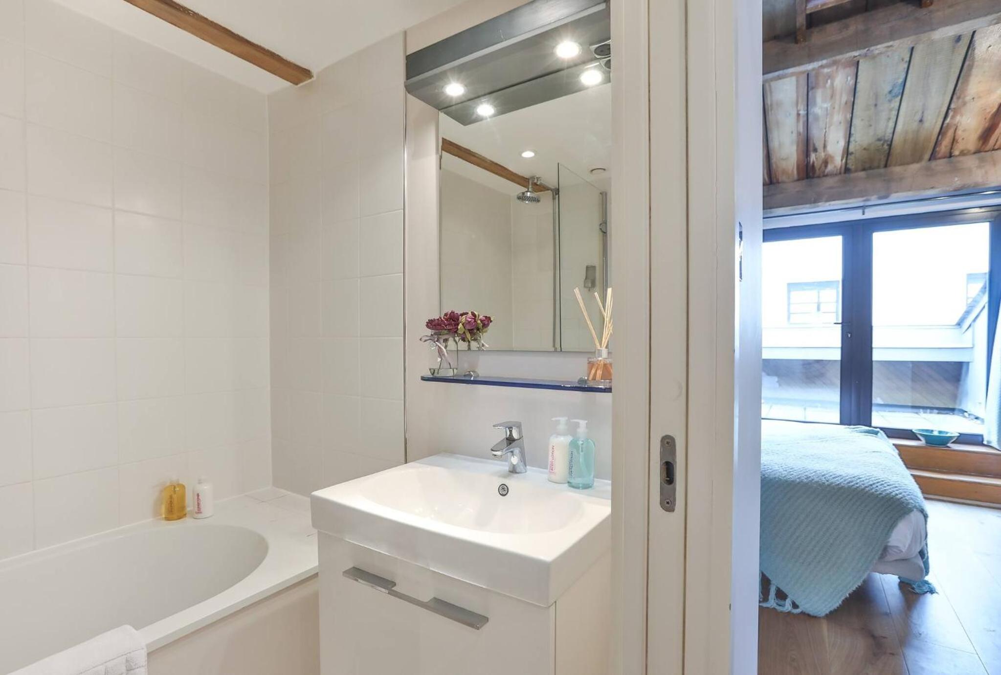 Wild Roses Serviced Apartments - ExCel Warehouse 1