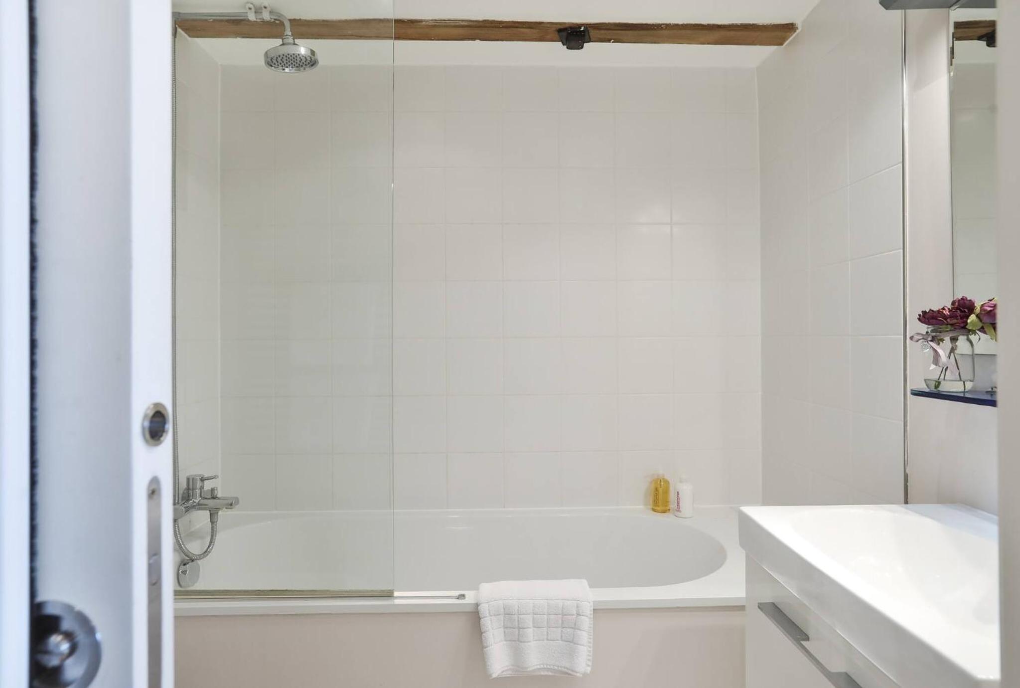 Wild Roses Serviced Apartments - ExCel Warehouse 1