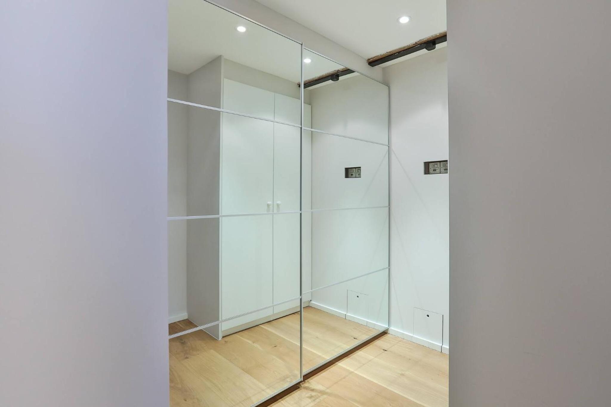 Wild Roses Serviced Apartments - ExCel Warehouse 1