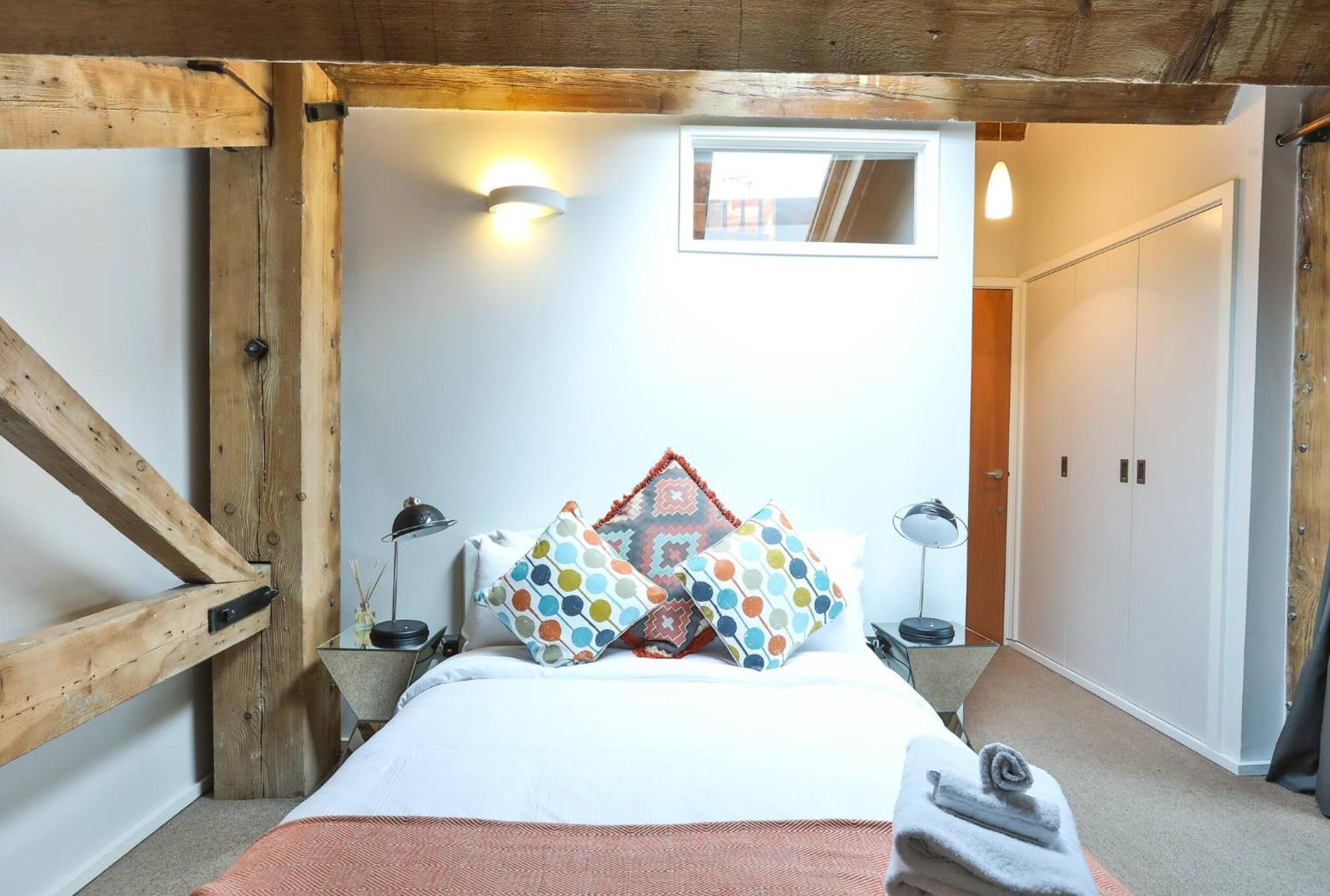 Wild Roses Serviced Apartments - ExCel Warehouse 1
