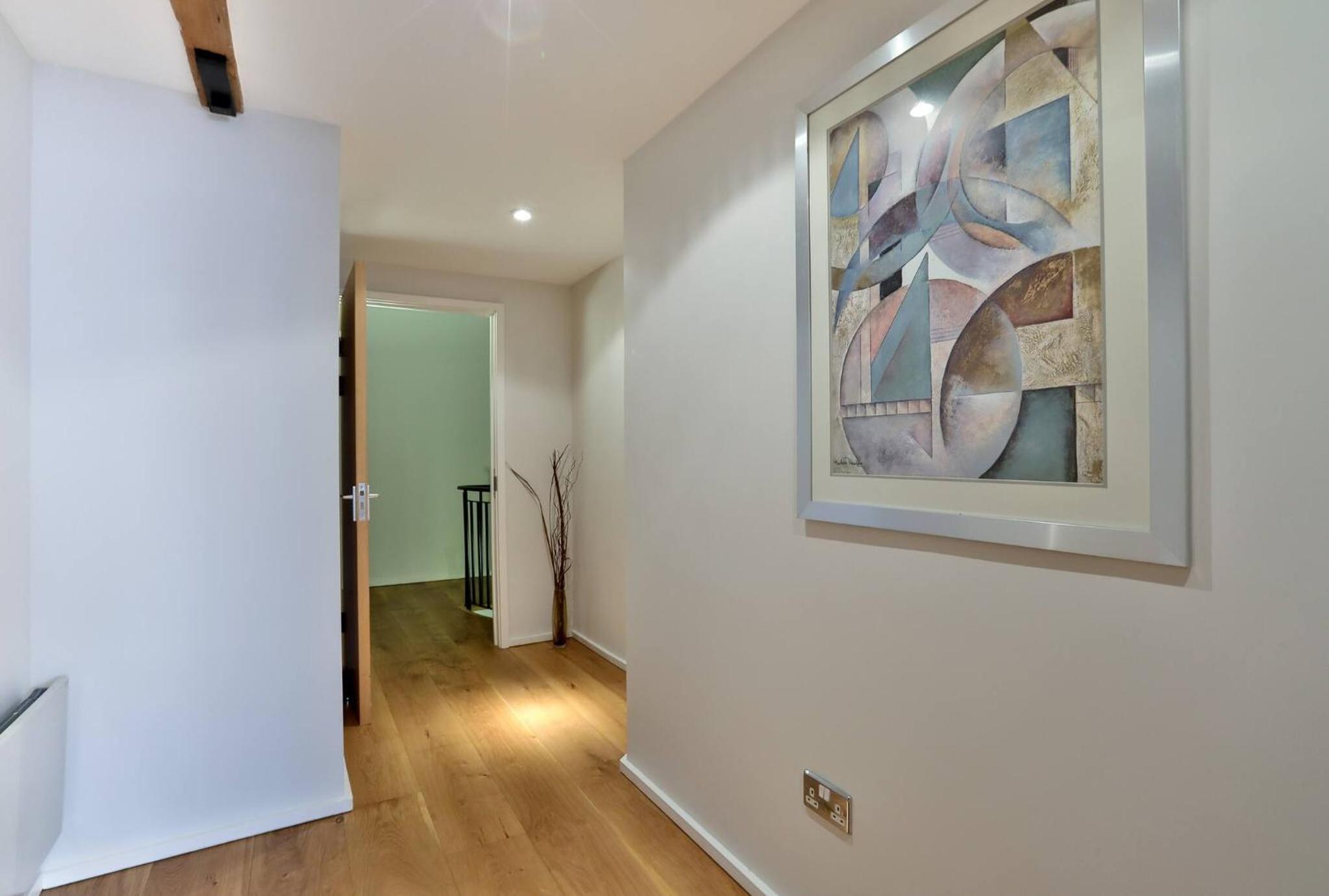 Wild Roses Serviced Apartments - ExCel Warehouse 1