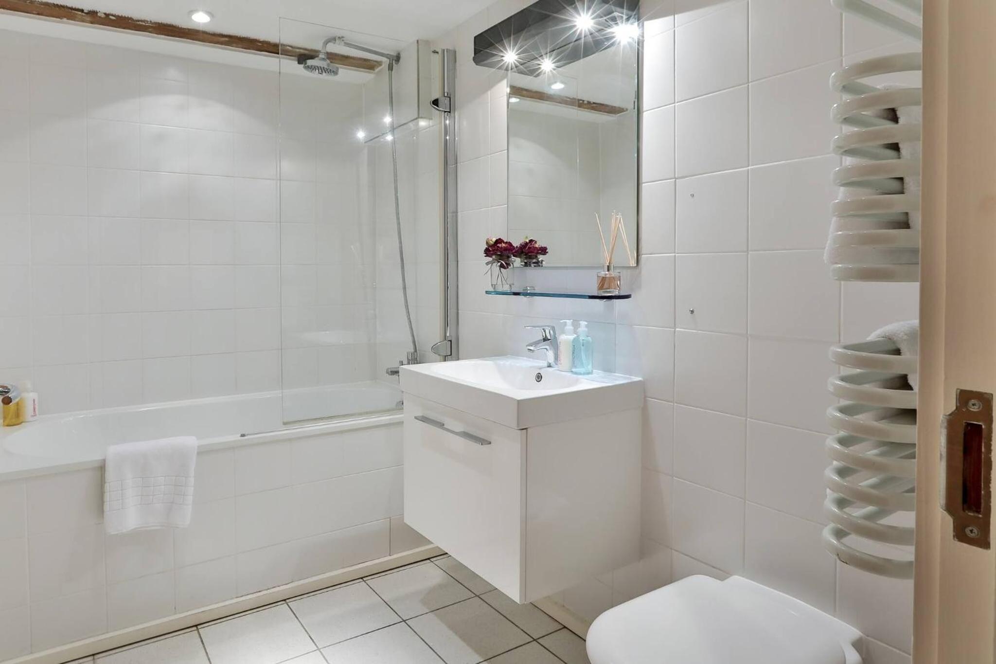Wild Roses Serviced Apartments - ExCel Warehouse 1