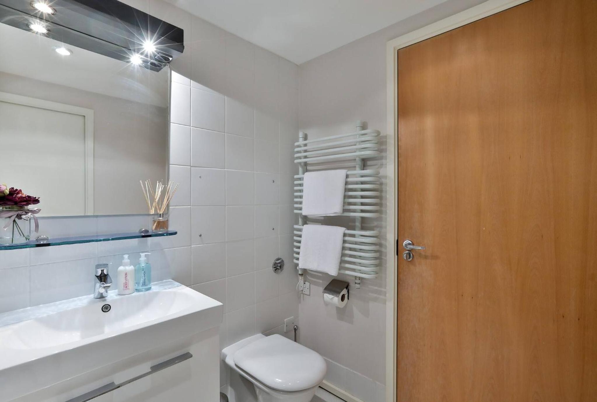 Wild Roses Serviced Apartments - ExCel Warehouse 1