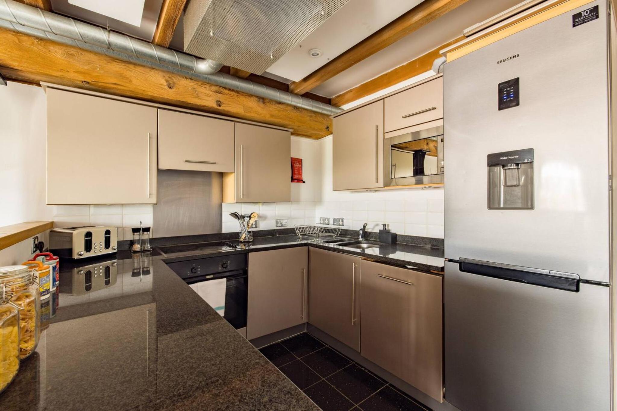 Wild Roses Serviced Apartments - ExCel Warehouse 2