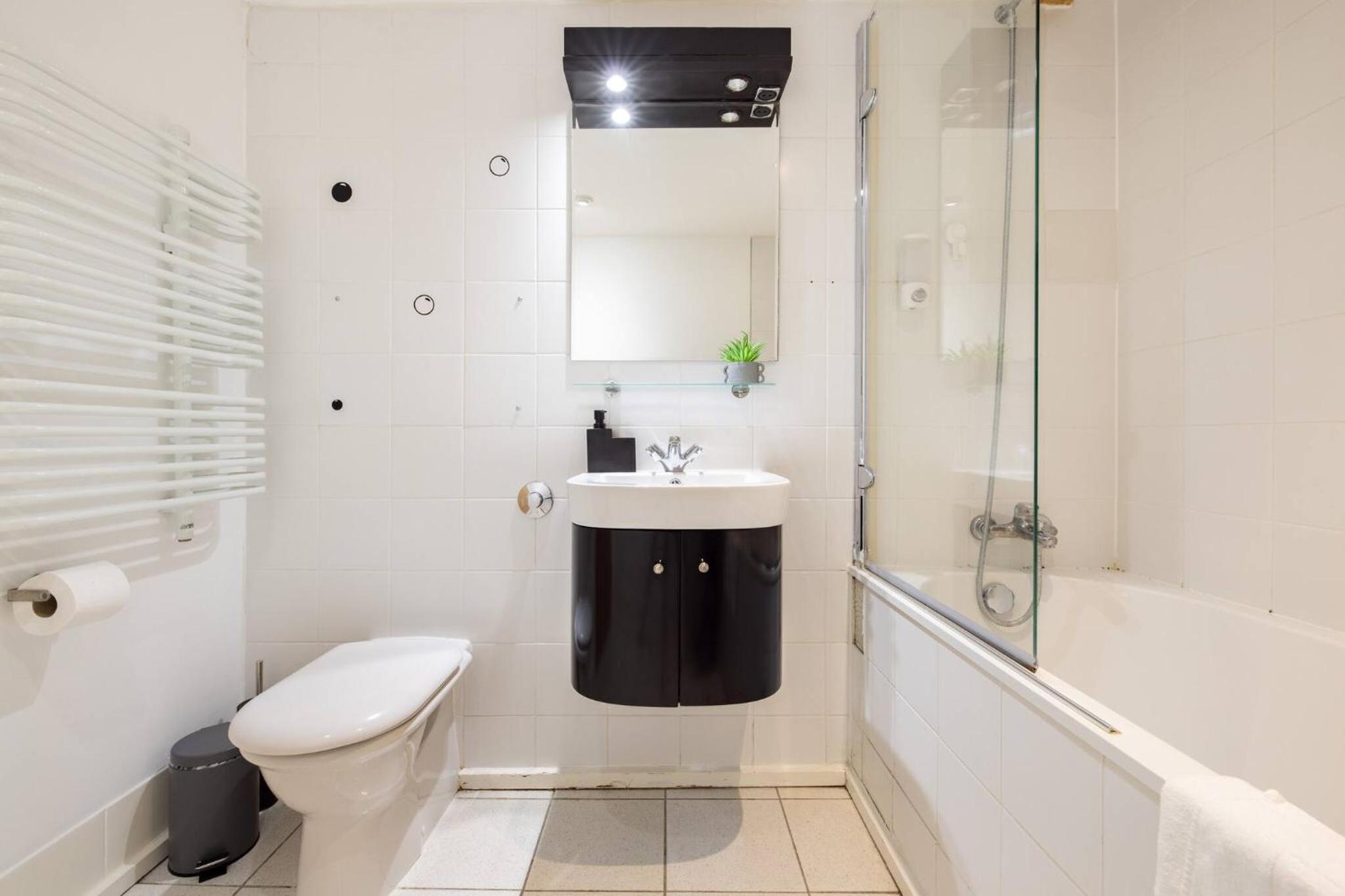 Wild Roses Serviced Apartments - ExCel Warehouse 2