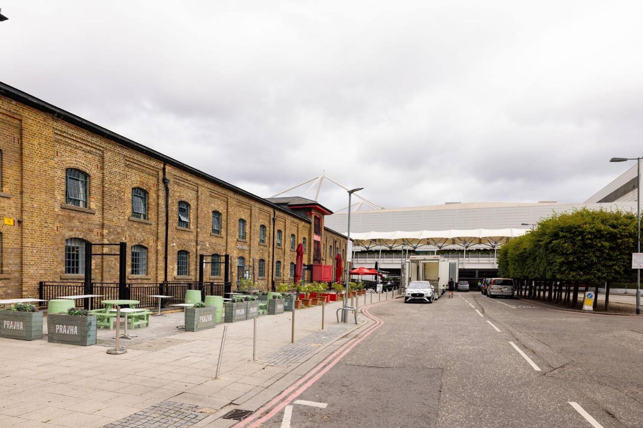 Wild Roses Serviced Apartments - ExCel Warehouse 2