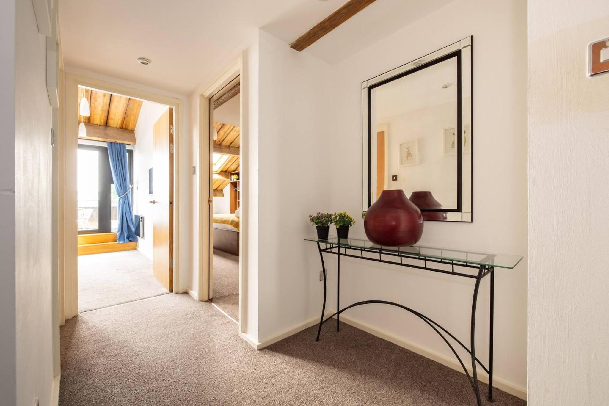 Wild Roses Serviced Apartments - ExCel Warehouse 2
