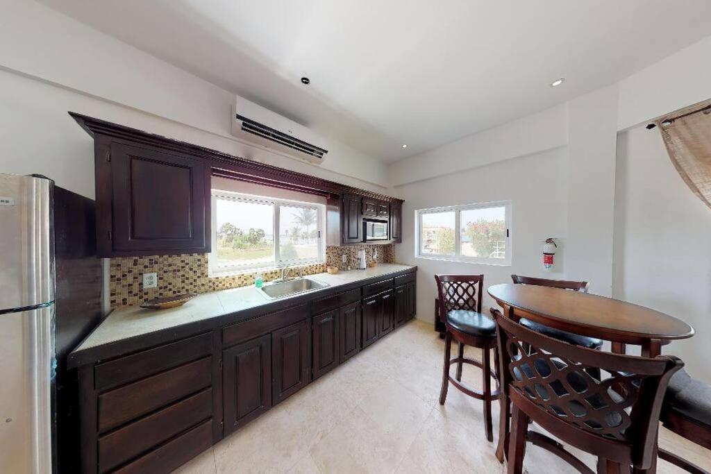 Villa White earlehall80 at gma il c om