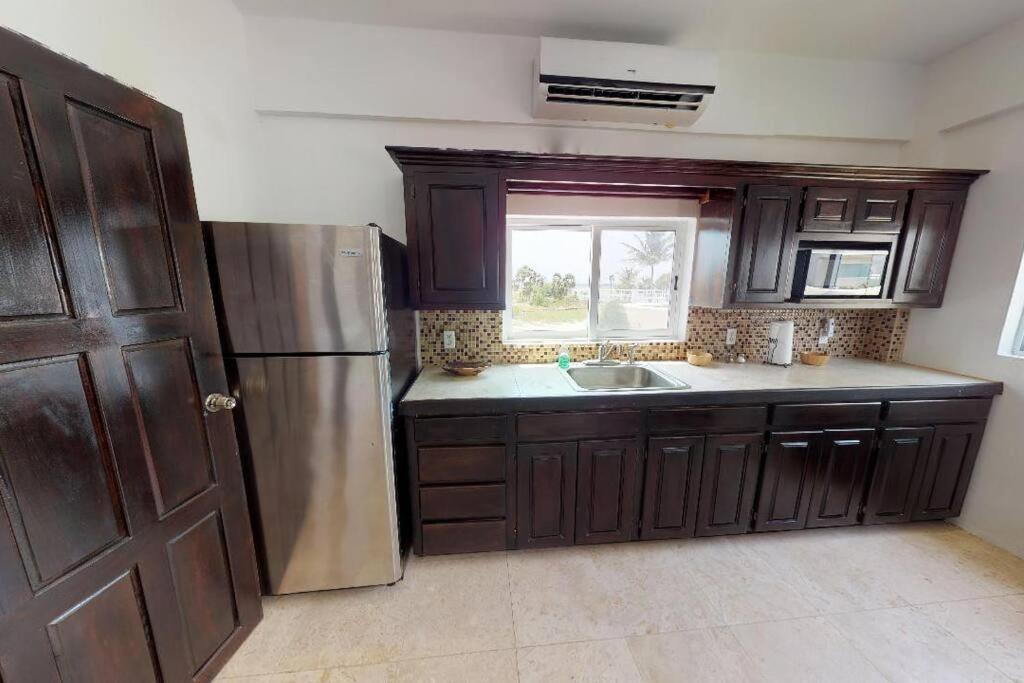 Villa White earlehall80 at gma il c om