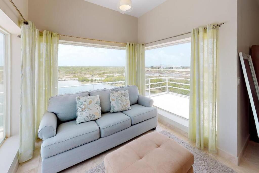 Villa White earlehall80 at gma il c om