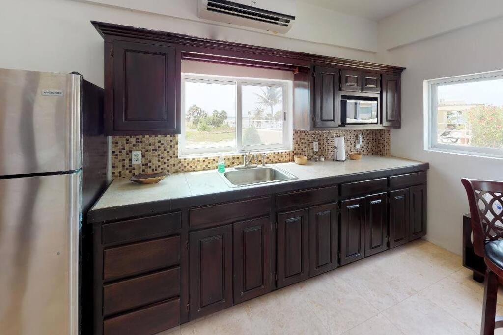 Villa White earlehall80 at gma il c om