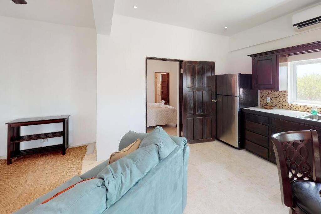 Villa White earlehall80 at gma il c om