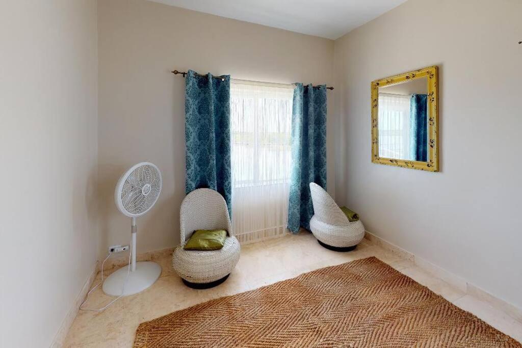 Villa White earlehall80 at gma il c om