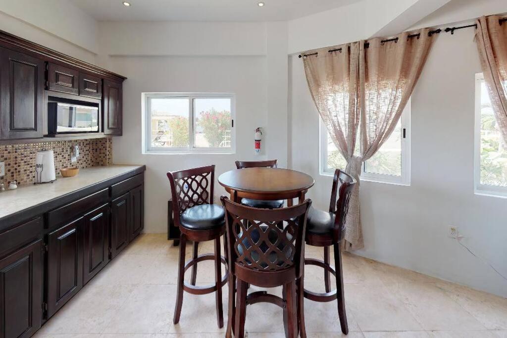 Villa White earlehall80 at gma il c om